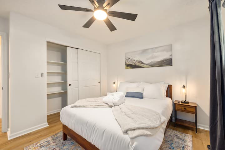 ห้องนอนที่สองพร้อมเตียงควีนไซส์และสมาร์ททีวี