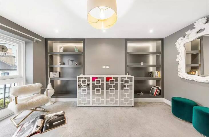 Best Location in London: 3-Bed Chelsea Home gallery image 2