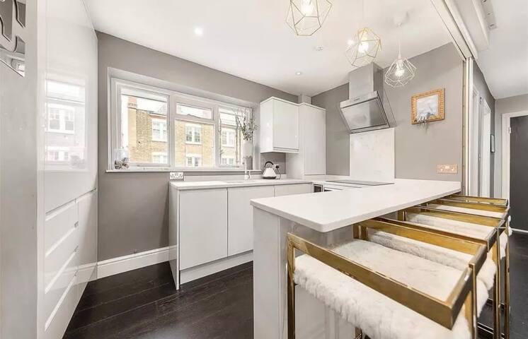 Best Location in London: 3-Bed Chelsea Home gallery image 5