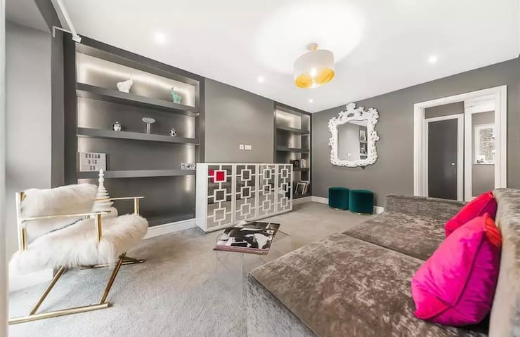 Best Location in London: 3-Bed Chelsea Home