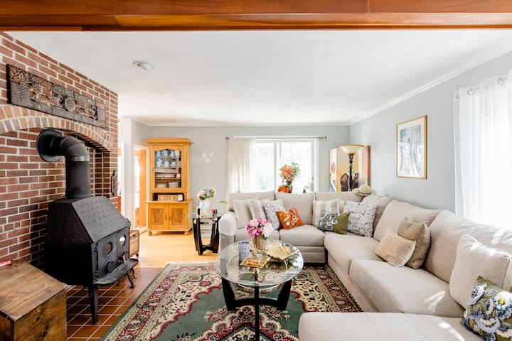 Cute 1 Bedroom With Full Size Mattress And Day Bed - Massachusetts