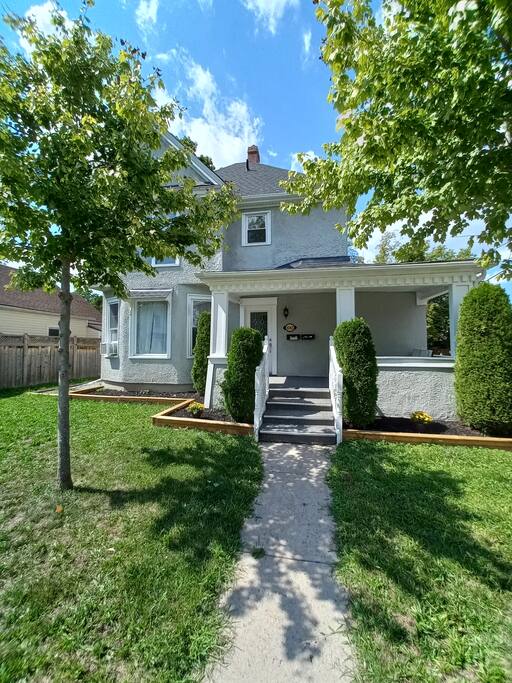 Niagara Falls Dream Family Retreat 3 BD 2 BA