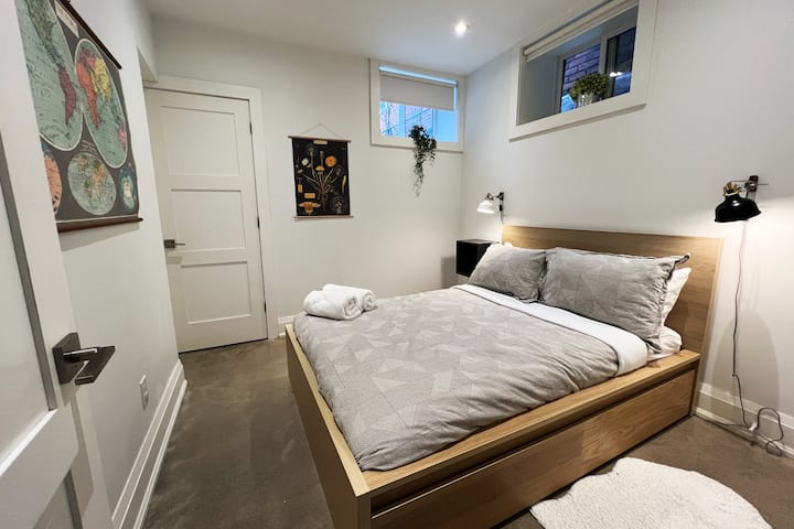 تتميز غرف النوم بالكثير من التخزين وخزانة الملابس. 