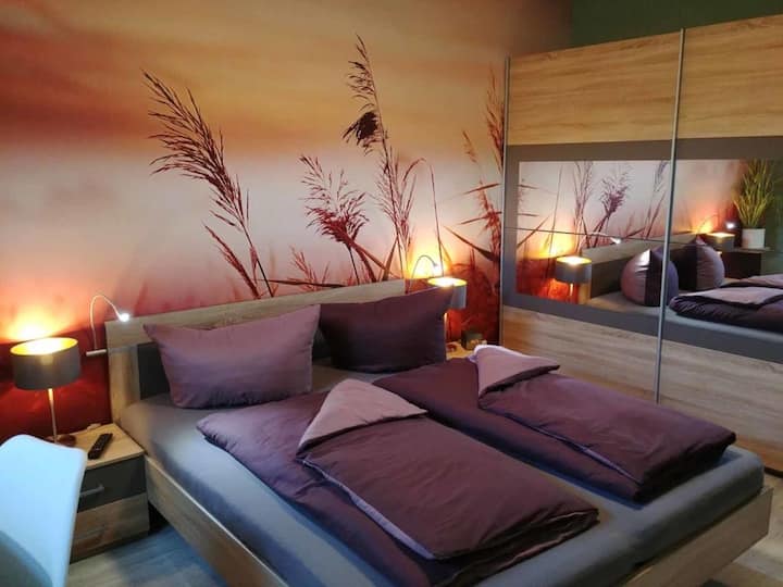 卧室配有双人床、衣柜和工作空间