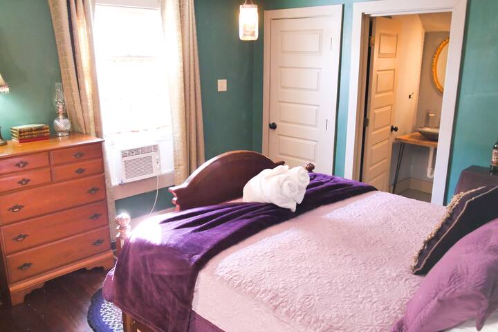 Charming Home Blocks to French Quarter with Pool! gallery image 4