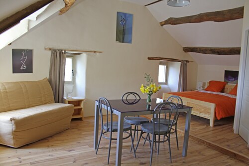 

Soba „plava desetina”.

Maksimalan broj gostiju: 4 mjesta

Prostrana spavaća soba od 28 m2 s:

Veliki udobni bračni krevet (160 x 2 m)

Dvosjed na razvlačenje „BZ” s 2 sjedala.

Svijetli prostor za sjedenje

s pogledom na planine Aigoual,

