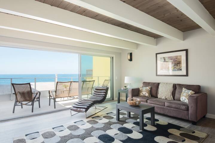 2 BR Condo, parking, steps from beach