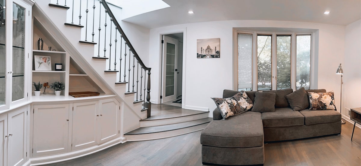 Salon avec TV et grands canapés.