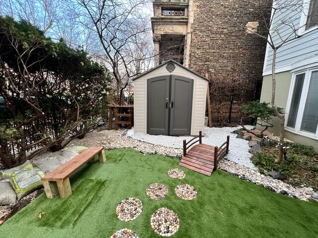 Sun Filled 3-story Lincoln Park Oasis w/parking gallery image 2