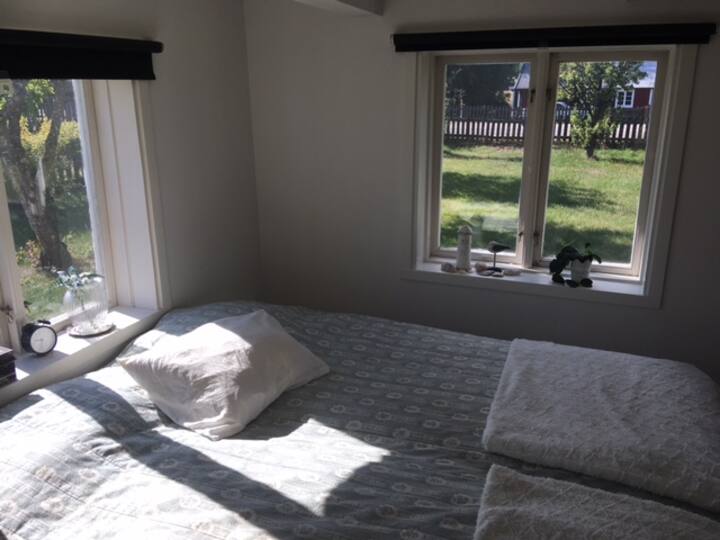 Chumba cha kulala kilicho na kitanda cha watu wawili