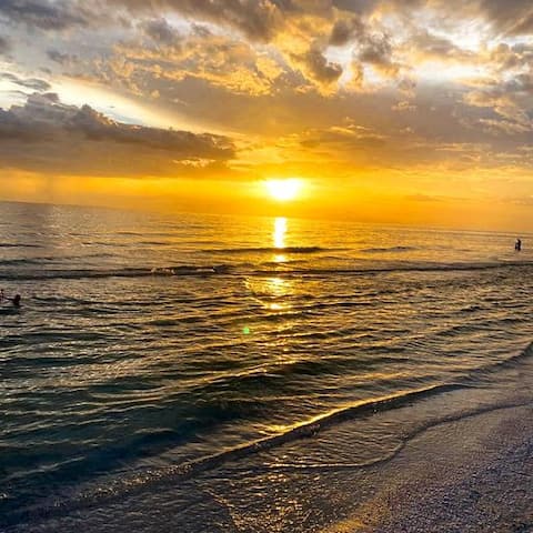 Top Airbnb: Lovely 1 bedroom condo with access to beach&pool. in Naples / Marco Island