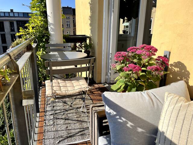 Beautiful & bright apartment in the centre of CPH gallery image 2