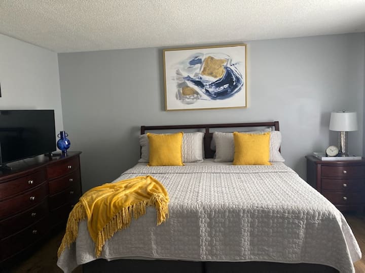 Dormitorio principal con TV inteligente