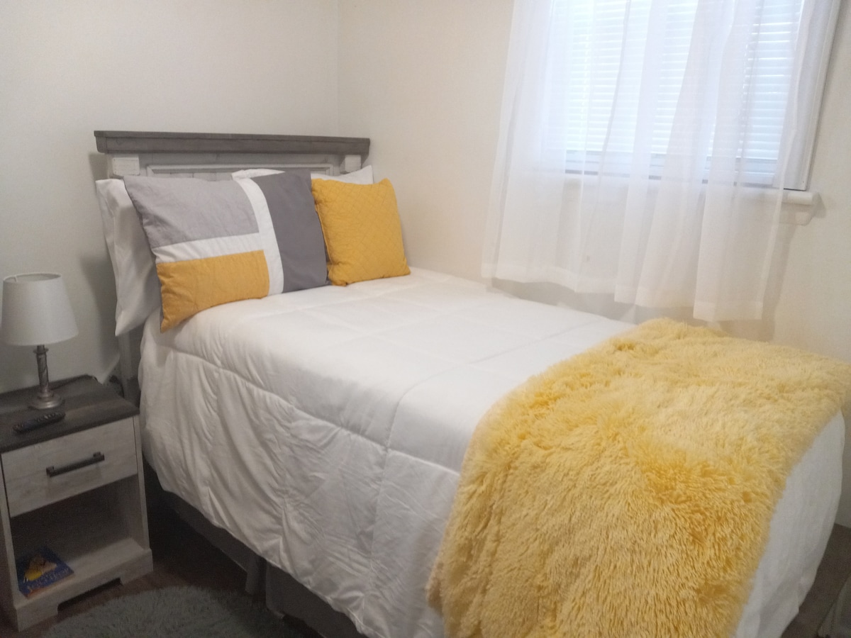 เตียงแฝดสีขาวพร้อมการขว้างปาที่อบอุ่น