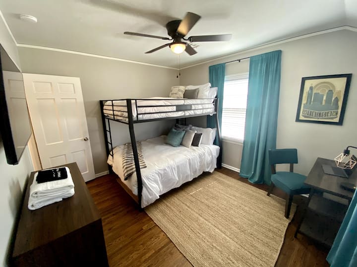  Ново двойно легло с матрак от мемори пяна, нов матрак с мемори пяна за пълно легло отгоре. Двоен надуваем дюшек в килера. Има дори пакет и игра на разположение за малко дете. И 43 - инчов Ultra HD 4K смарт телевизор (чудесен за деца).