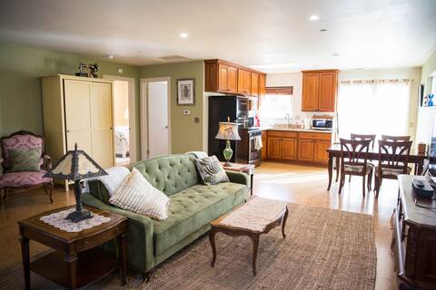 Adorable 1 bedroom Guest Cottage walk to town