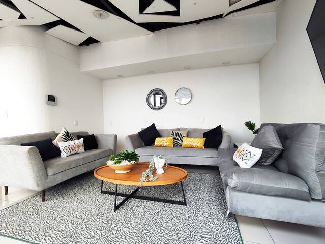 Penthouse hermoso a solo 5 min del aeropuerto. gallery image 2