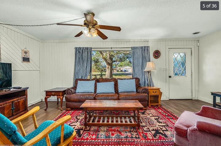 Farmhouse Style 2/2 Cottage With Patio - Lake Istokpoga, FL