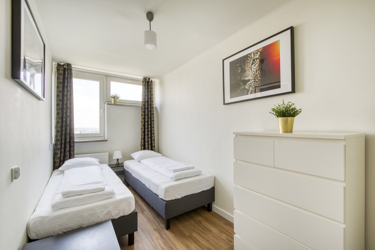 Camas individuales de hotel que se pueden combinar en camas dobles.

Camas individuales de hotel que se pueden unir en doble.