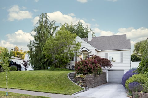 Cheerful 5 Bedroom Home with Historic Charm