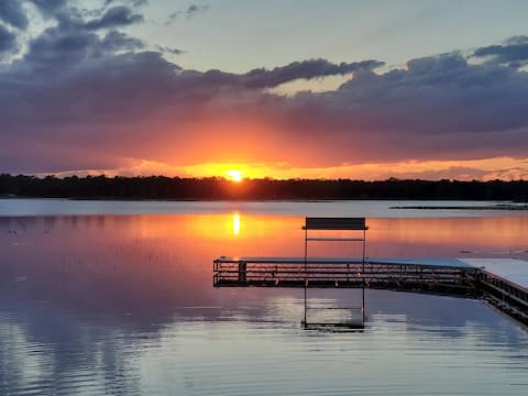 RandR Lakehouse - Cozy lakefront in rural setting