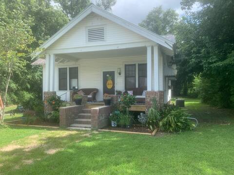 "The Marianna"- Cute Cottage in Historic Downtown