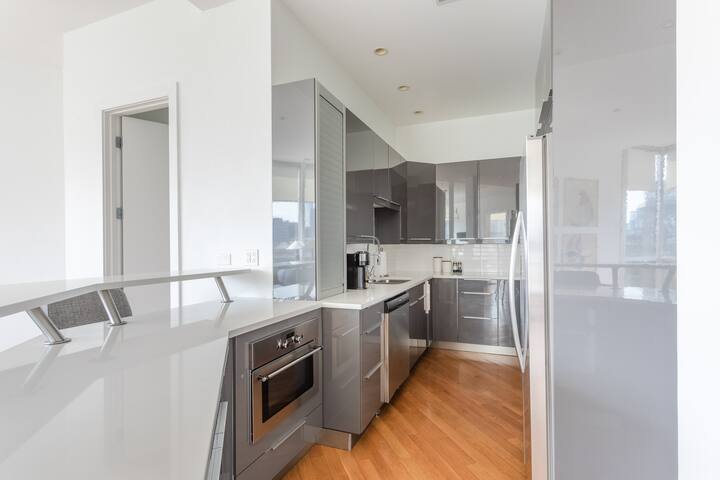 Luxury Fulton Market Penthouse Amazing City Views gallery image 4