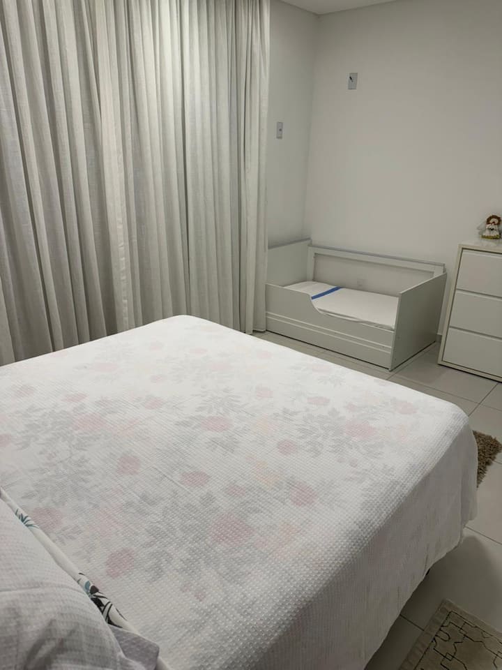带阳台和迷你床的3号套房