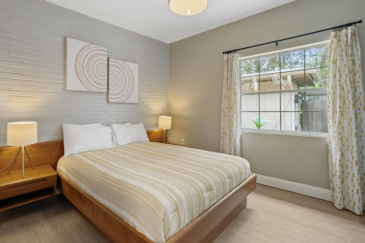 მე-2 საძინებელი შუა საუკუნეების საწოლითა და დეკორით ლამაზად ერგება სახლს.