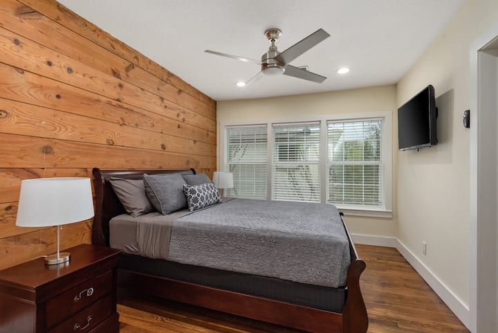 Вашата родителска спалня е просторна, оборудвана с голям смарт телевизор и 3 големи прозореца с източно изложение, което пропуска топъл естествена светлина сутрин!