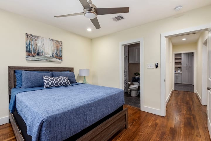 Всички спални са оборудвани със собствена баня. Нашите гости обичат тази функция, в която се посочва: „Всички имахме собствена баня“ и „Обича уединението, защото всяко семейство има собствена баня.„ Само Airbnb с повече от 3 спални и баня за всяка спалня!