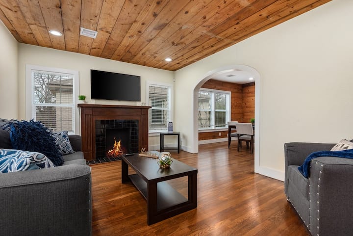 Всекидневната е идеалното място за разговор, игри или просто гледане на Netflix след дълъг ден в града.