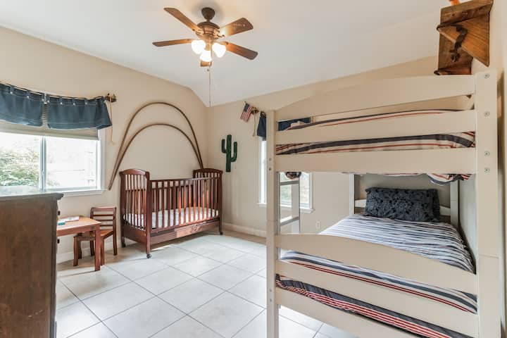 Детска стая - детско креватче и двуетажно легло