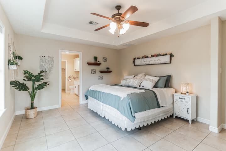 Главна спалня с суперголямо двойно легло