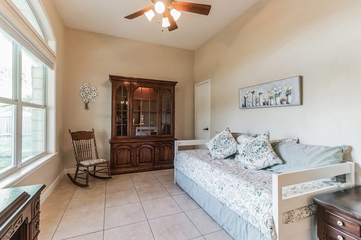 Предна стая с дневно легло и трюфел 