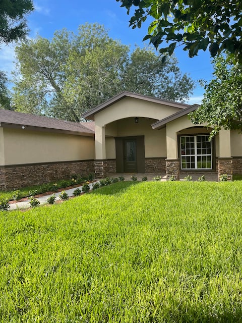 Cozy 3 bedroom home close to SpaceX and Airport.