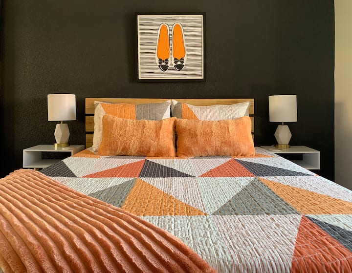 חדר שינה נוסף - מציע מיטת קווין סייז + שולחנות צד. 