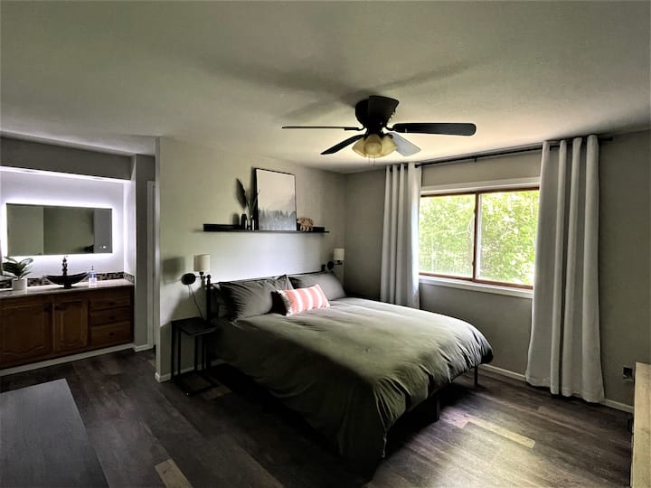Bedroom #1 - Spacious California king bed and full bathroom en suite