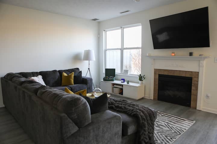 Stylish| 3 Br| Condo That Comfortably Sleeps 10 - Indianapolis, IN