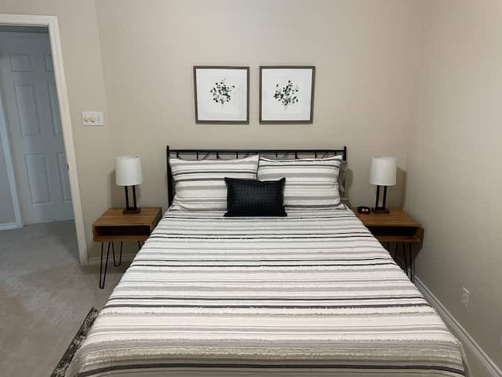 غرفة نوم بسرير بحجم كبير في الطابق العلوي 