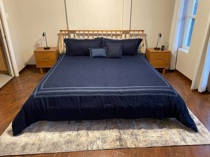 غرفة النوم الرئيسية في الطابق السفلي