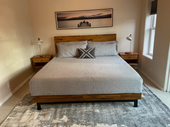 غرفة النوم الرئيسية في الطابق العلوي