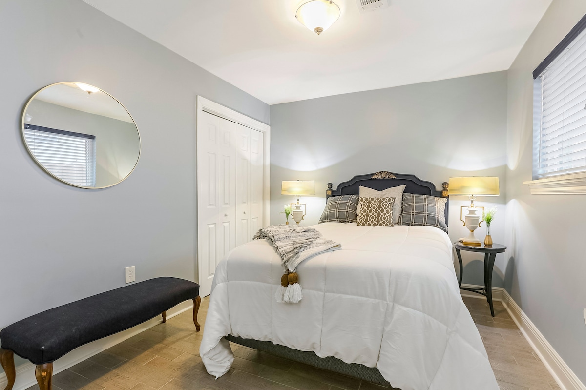 Chambre n °1 avec placard moyen, serviettes et fer à repasser.