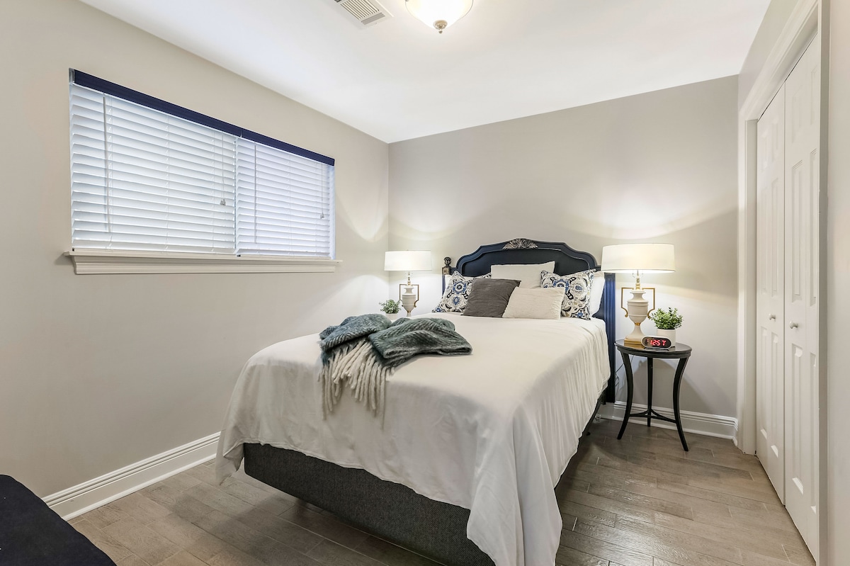 Chambre n °2 avec placard moyen, serviettes et banc