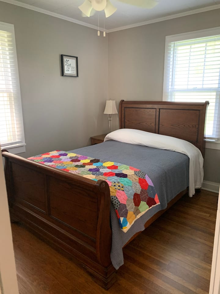 Kitanda kamili, kifua kilicho na kioo, benchi, stendi za usiku, taa.  Kabati lenye hangari zinazopatikana.  Feni ya sanduku na kipasha joto cha mnara kinapatikana.  Feni ya dari tulivu. Chaja za USB.