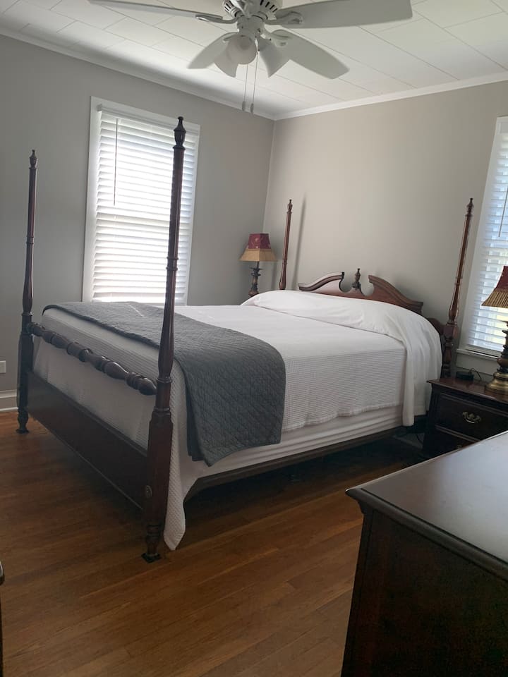 Kitanda cha malkia, kabati lenye kioo, kifua, kiti, stendi za usiku, taa.  Kabati lenye hangari zinazopatikana.  Feni ya sanduku na kipasha joto cha mnara kinapatikana.  Feni ya dari tulivu. Chaja za USB.