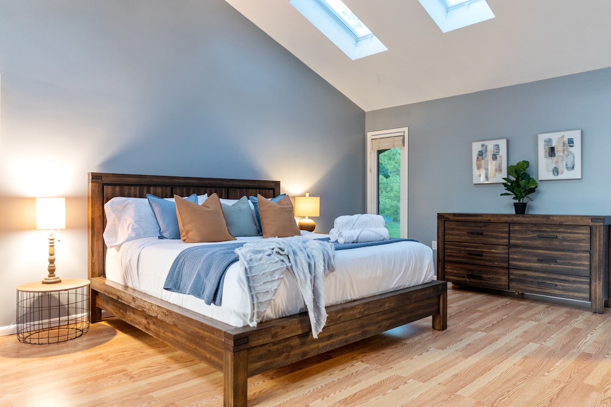 King Size Bed in the master bed room under vaulted ceilings.  Side tables and large dresser drawers.  Walk in closet and en-suite full bathroom with tub