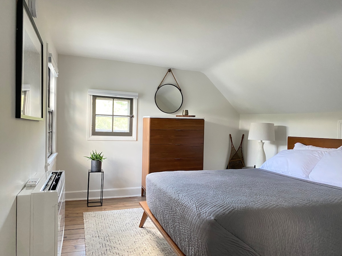 חדר השינה בקומה השנייה עם מיטת קווין סייז. 