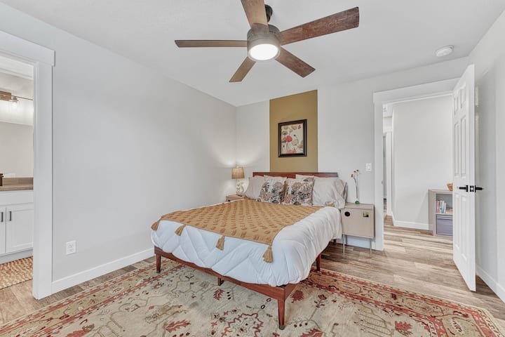 Dormitorio principal con baño privado.