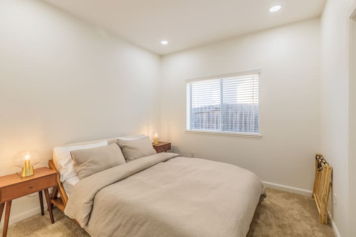 Პირველი სართულის საძინებელი 